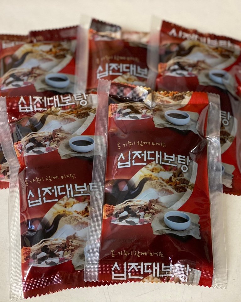 Sealed sachets of Si Quan Da Bu Tang traditional restorative tea, scattered casually